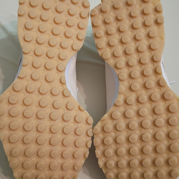 New Balance 327 Size 10 Women's Shoes Cream Color Like New Canvas Material - Picture 6 of 8